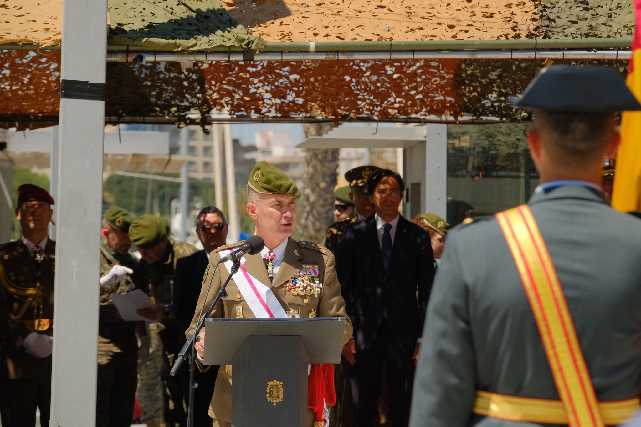 Más de mil personas juran la bandera de España con los &#039;boinas verdes&#039; en el Puerto de Alicante