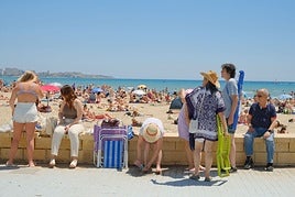 Playa de El Postiguet llena este sábado.