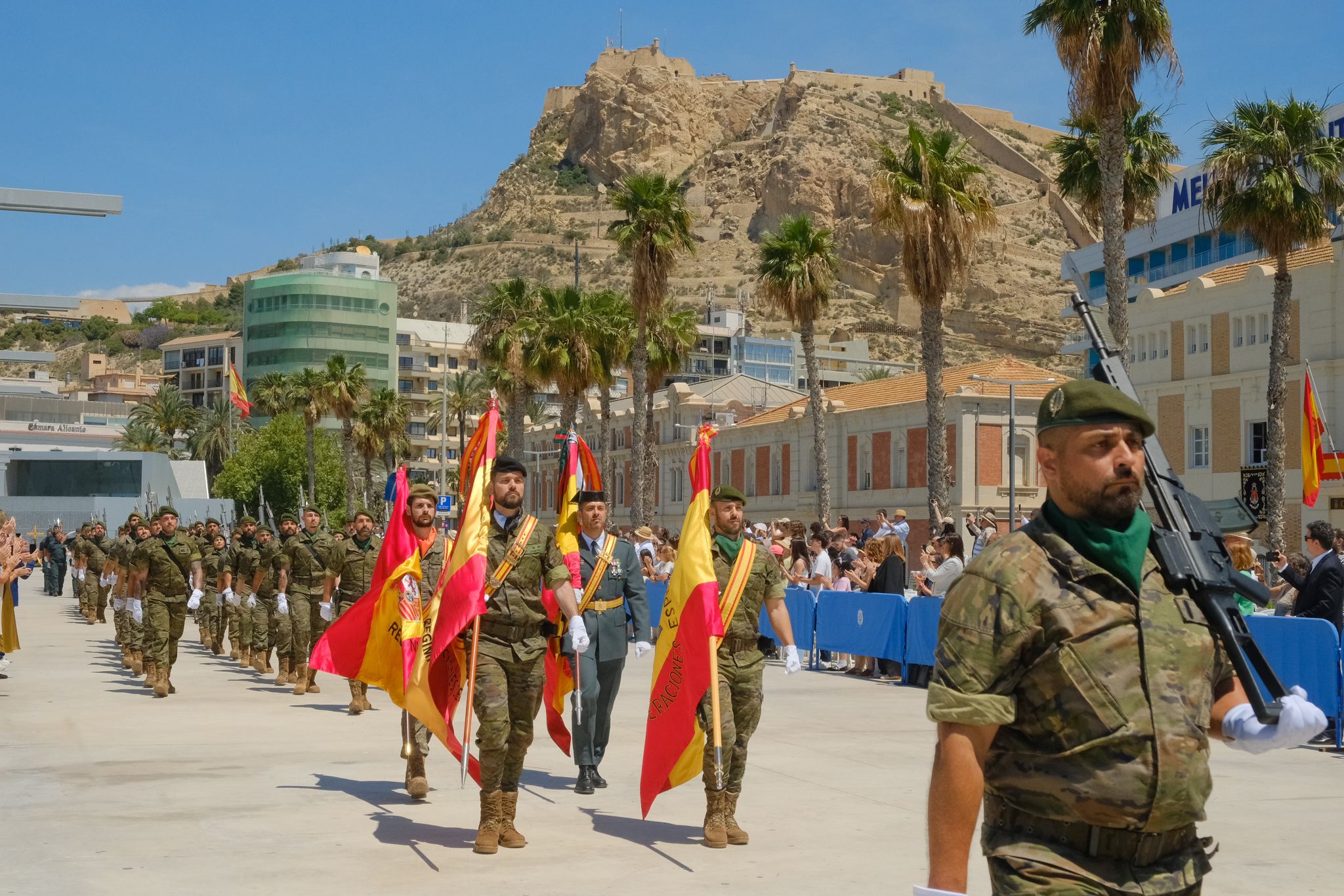 Más de mil personas juran la bandera de España con los &#039;boinas verdes&#039; en el Puerto de Alicante