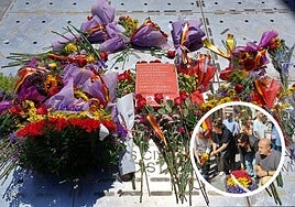 Flores sobre la placa conmemorativa del bombardeo.