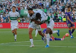 Sory Kaba y Mourad se abrazan después del primer gol del partido.