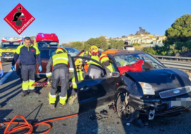 Los bomberos excarcelan a la mujer de 55 años, fallecida tras el accidente.