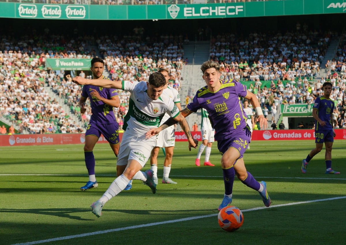 Imagen secundaria 1 - Affengruber, Agustín Álvarez, and Eder Sarabia during the match this Sunday at the Martínez Valero.