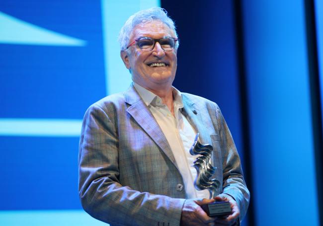 Luis Ivars receives the Music for Image award.