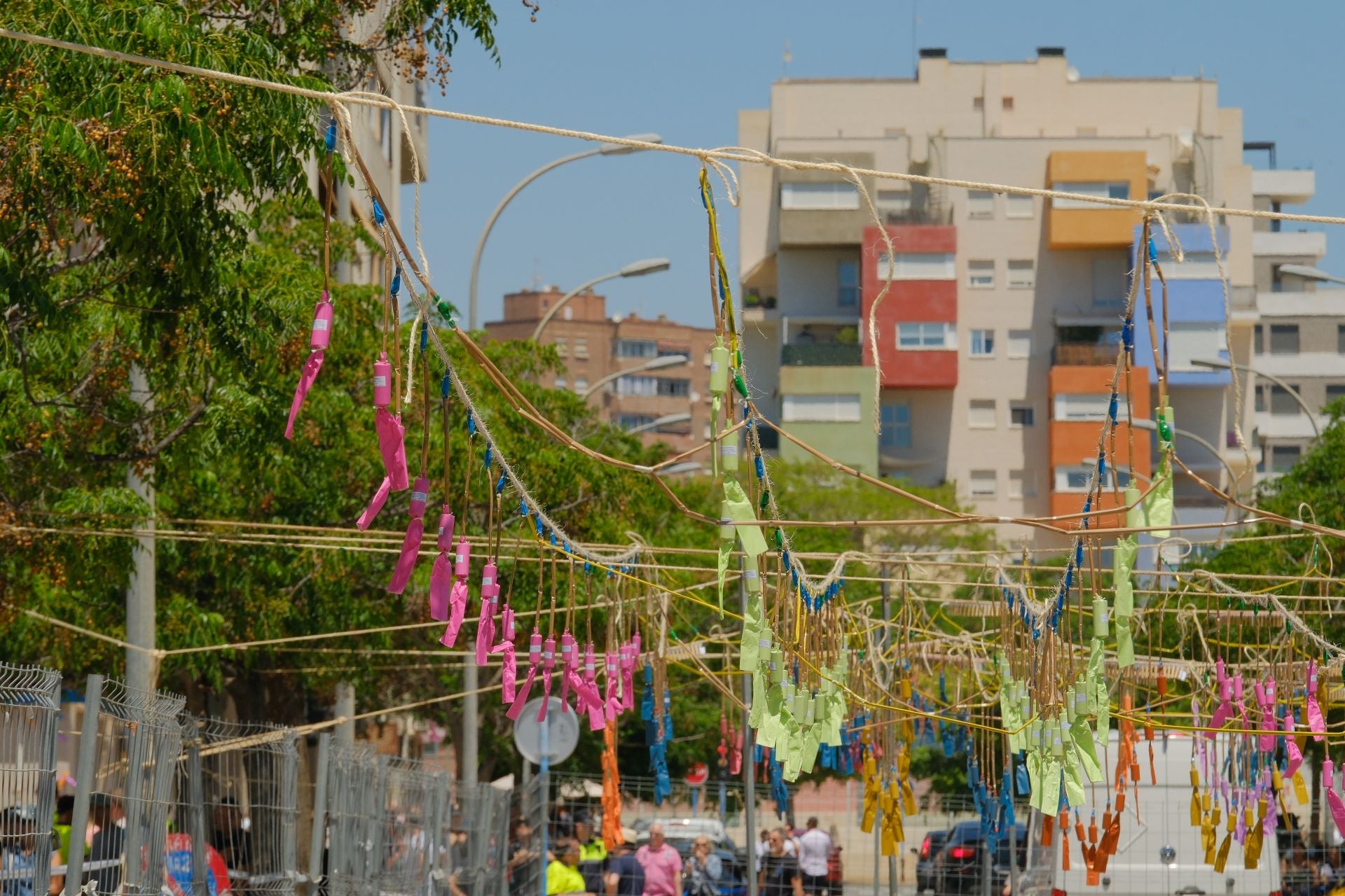 Alicante tiembla con la mascletà de Alpujarreña en el preámbulo de las Hogueras