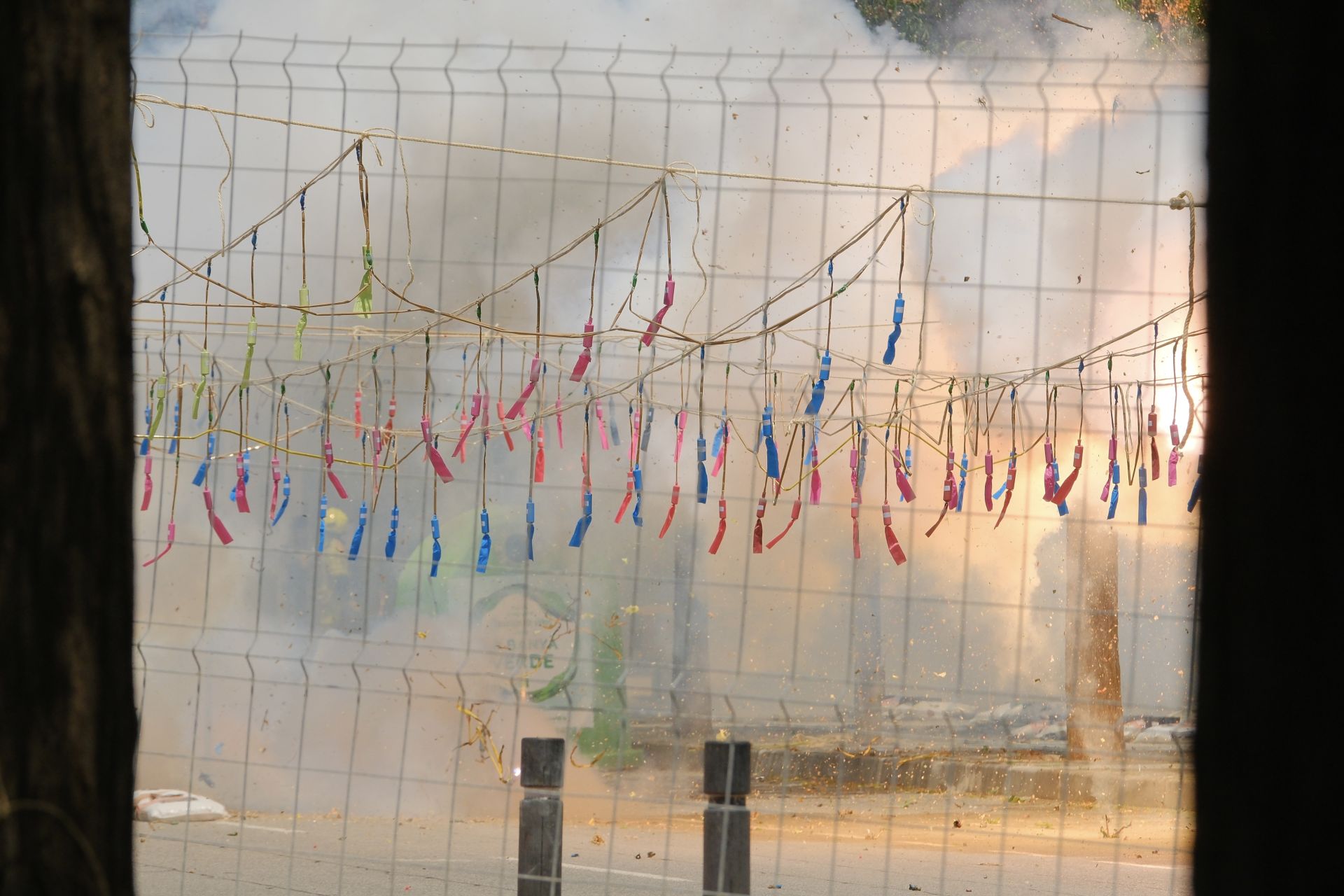 Alicante tiembla con la mascletà de Alpujarreña en el preámbulo de las Hogueras