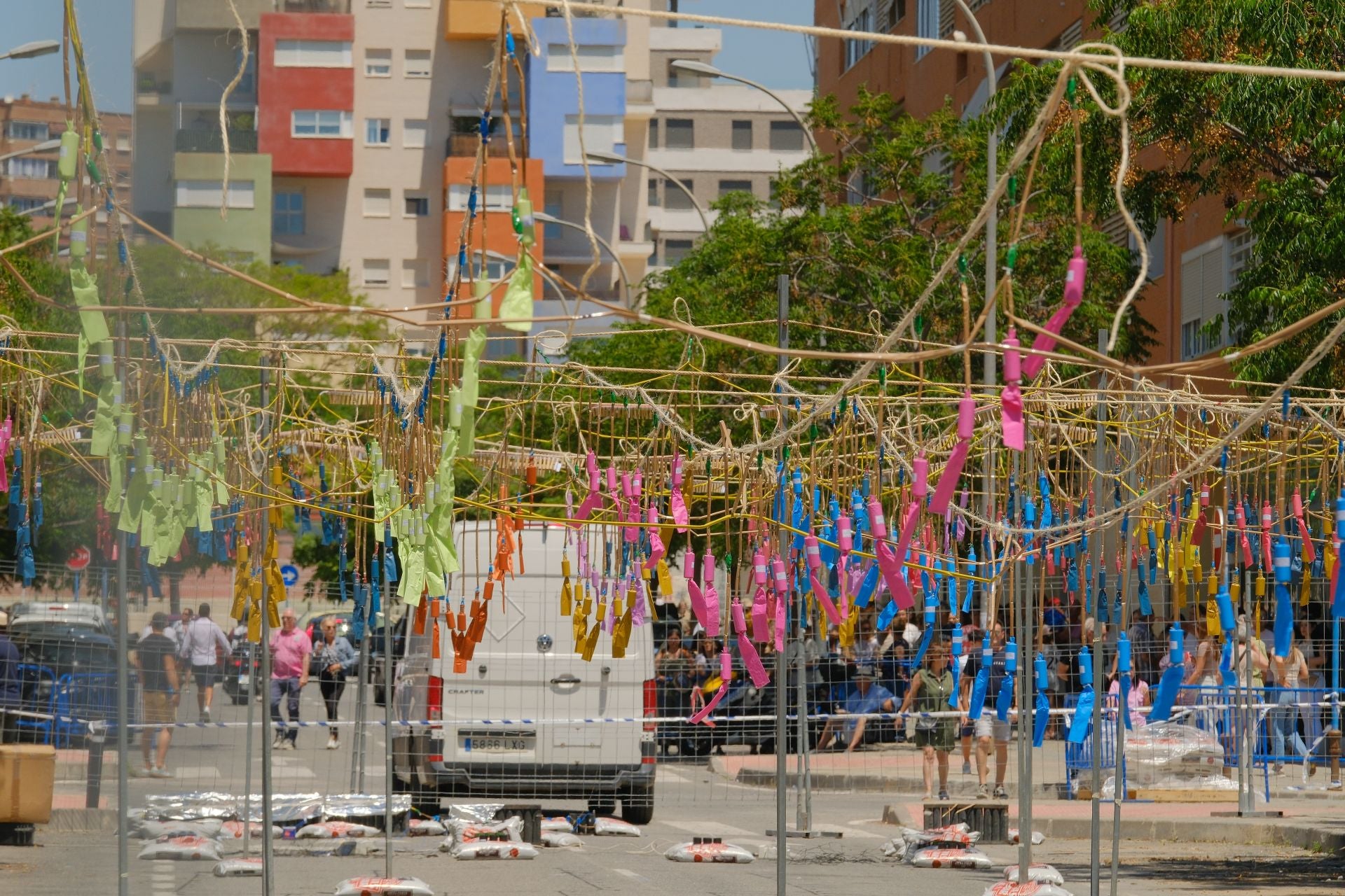 Alicante tiembla con la mascletà de Alpujarreña en el preámbulo de las Hogueras