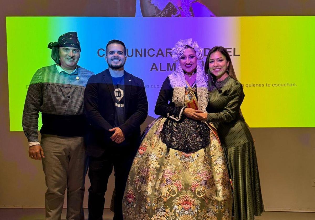 Alba Muñoz with her successor, the president of the Federation, and Rubén Urbán.
