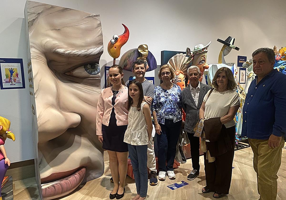 Ninot que visibiliza el alzhéimer de Gran Vía Sur.