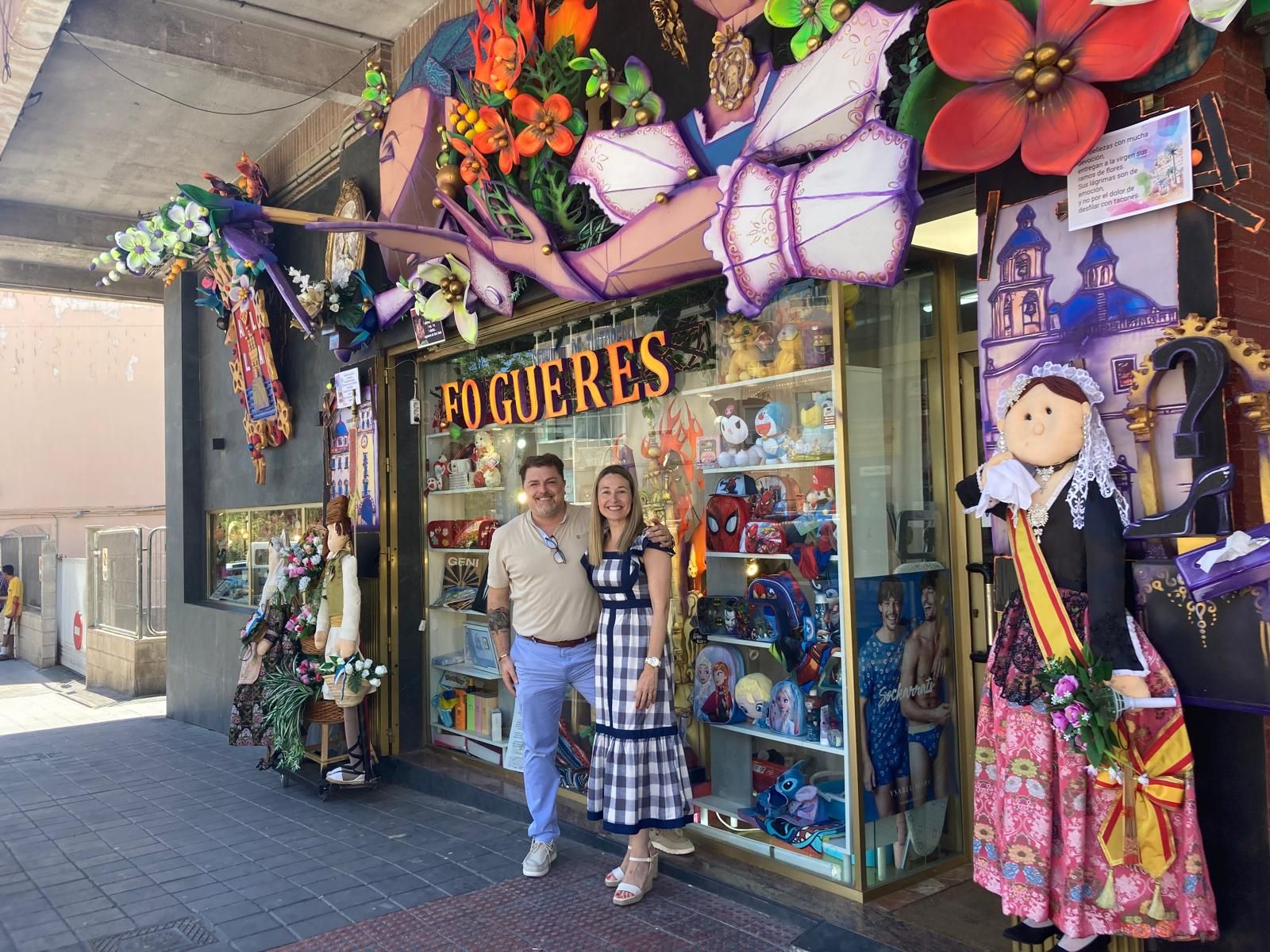 Imagen principal - Alicante shops dress up for the Hogueras festival