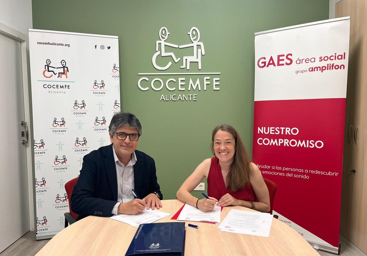Signing of the agreement between Francesc Carreño, Head of the Social Area and Audiology Research at GAES; and Cristina Esclapés, President of COCEMFE Alicante.