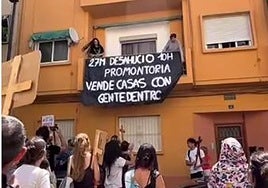 Activistas despliegan una pancarta en la vivienda de Olga.