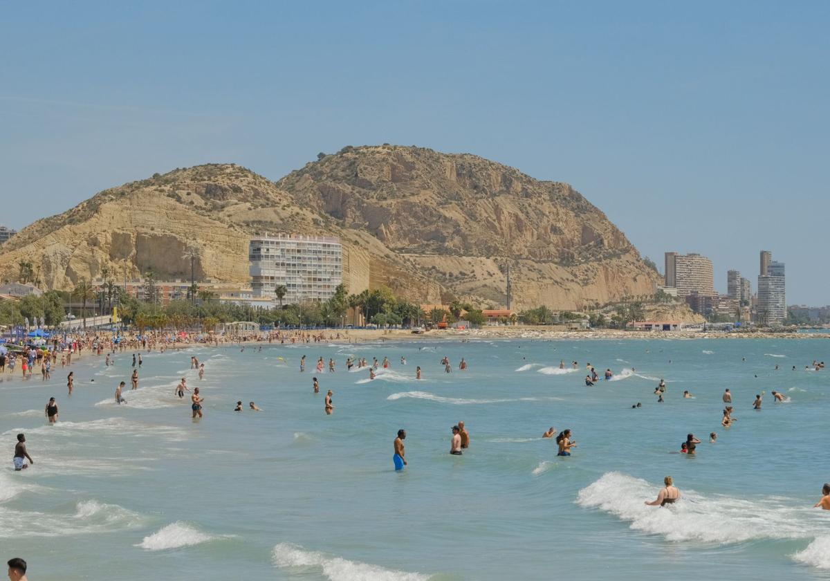 Bañistas en el Postiguet este fin de semana.
