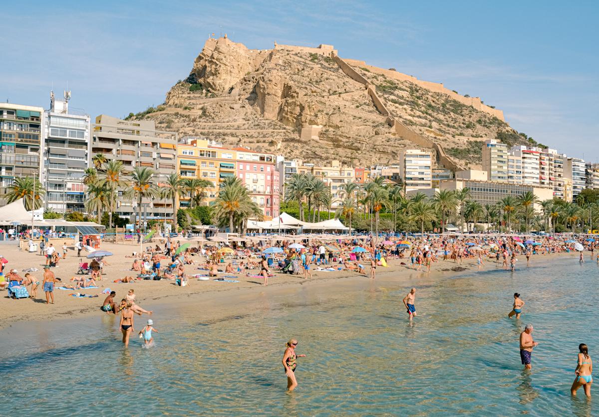 Bañistas en la playa del Postiguet.