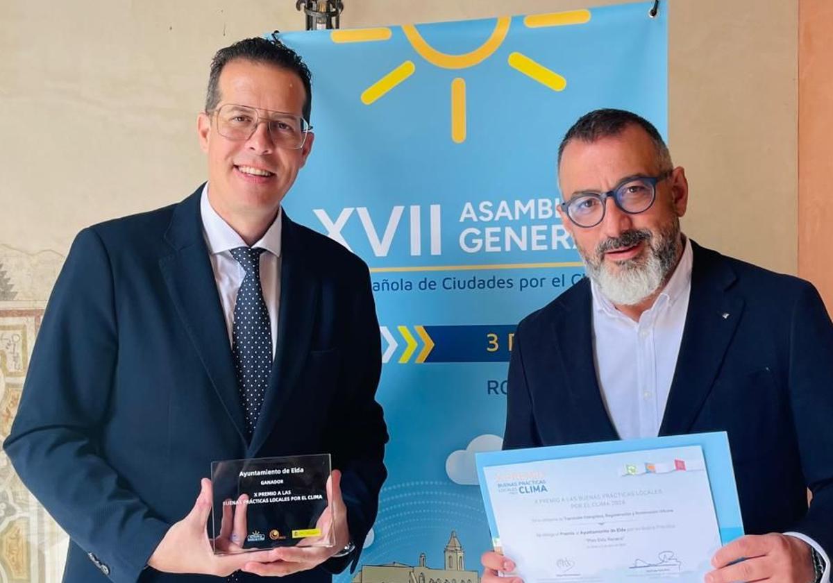 Rubén Alfaro with José Antonio Amat during a municipal event in Elda.