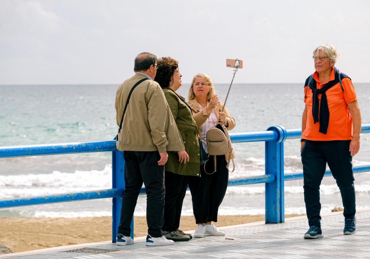 Turistas en la playa del Postiguet de Alicante.
