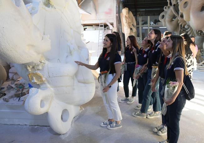 La bellea del foc, Adriana Vico, y sus dames d'honor en el taller de Pedro Espadero.