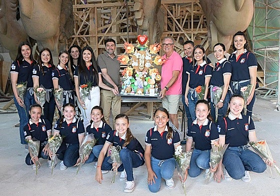 Las belleas del foc y sus dames d'honor en el taller de Pedro Espadero.