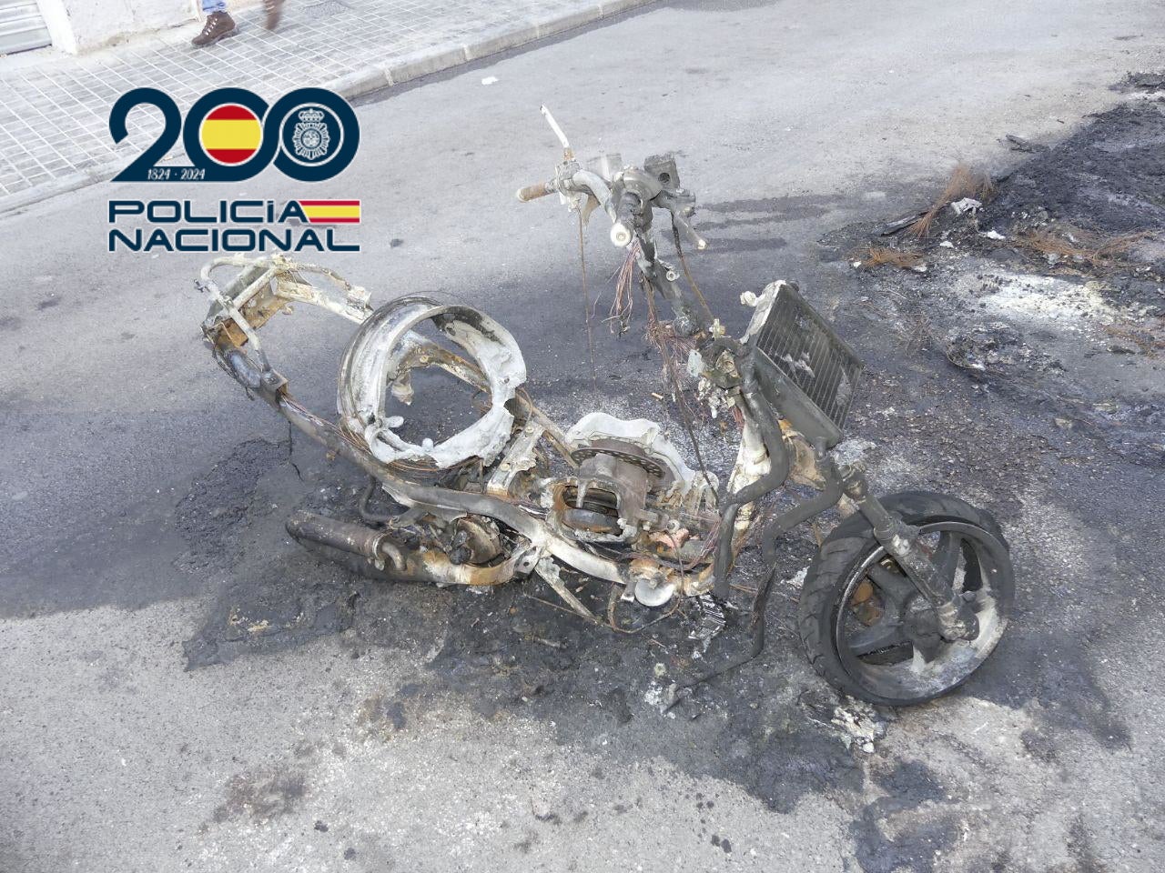 Imagen secundaria 1 - Destrozos en los vehículos calcinados.