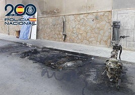 El ciclomotor calcinado y efectos del incendio en las proximidades.