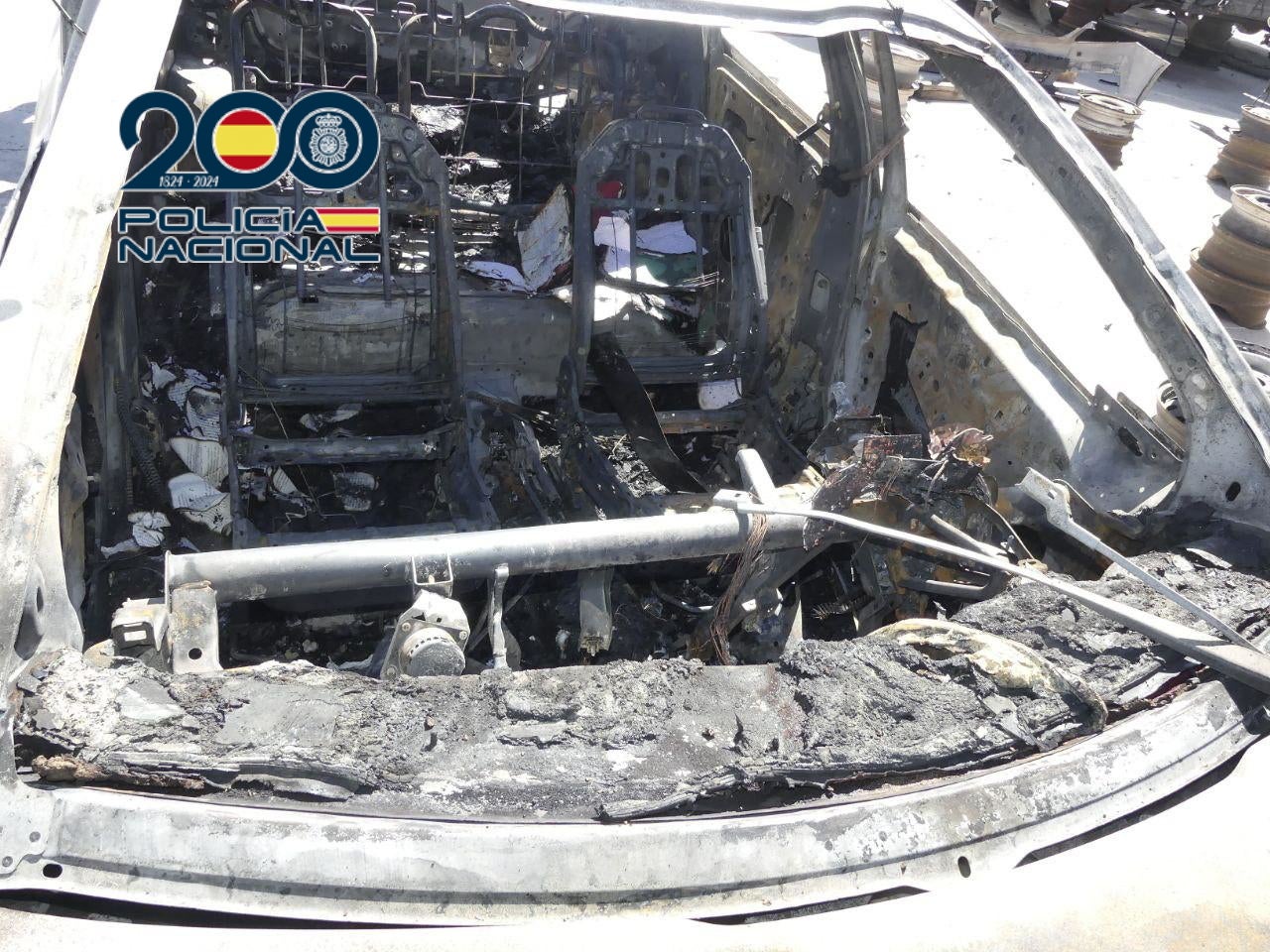 Imagen secundaria 2 - Destrozos en los vehículos calcinados.