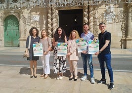 Responsables de Atención Primaria del Departamento de Salud de Sant Joan junto a la edil de Sanidad de Alicante con los carteles.