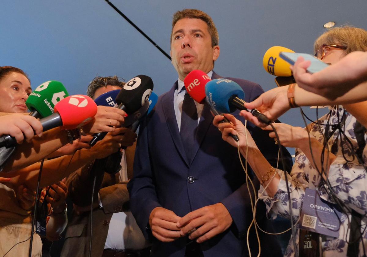 Mazón durante declaraciones a los medios en Opendir.