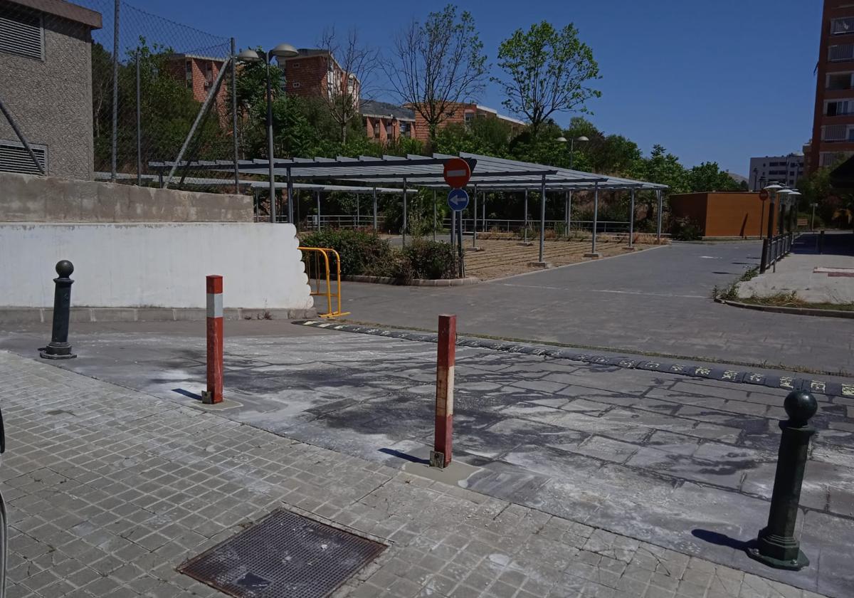 Una de las dos zonas cerradas al estacionamiento, habilitada inicialmente como parking para un establecimeinto de McDonald's.