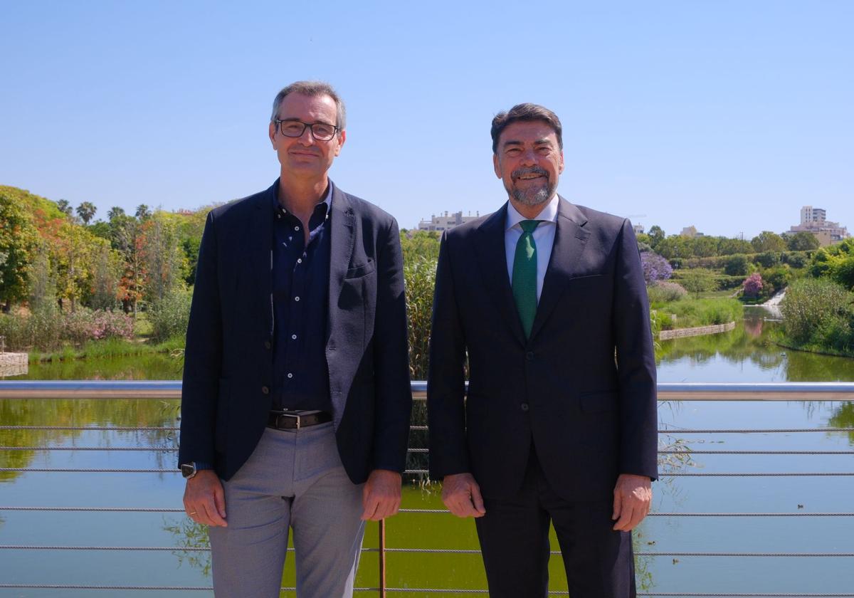 The General Director of Aguas de Alicante, Sergio Sánchez, and the Mayor of Alicante, Luis Barcala, at the floodable park of La Marjal.