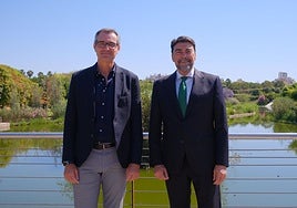 El director general de Aguas de Alicante, Sergio Sánchez, y el alcalde de Alicante, Luis Barcala, en el parque inundable de La Marjal.