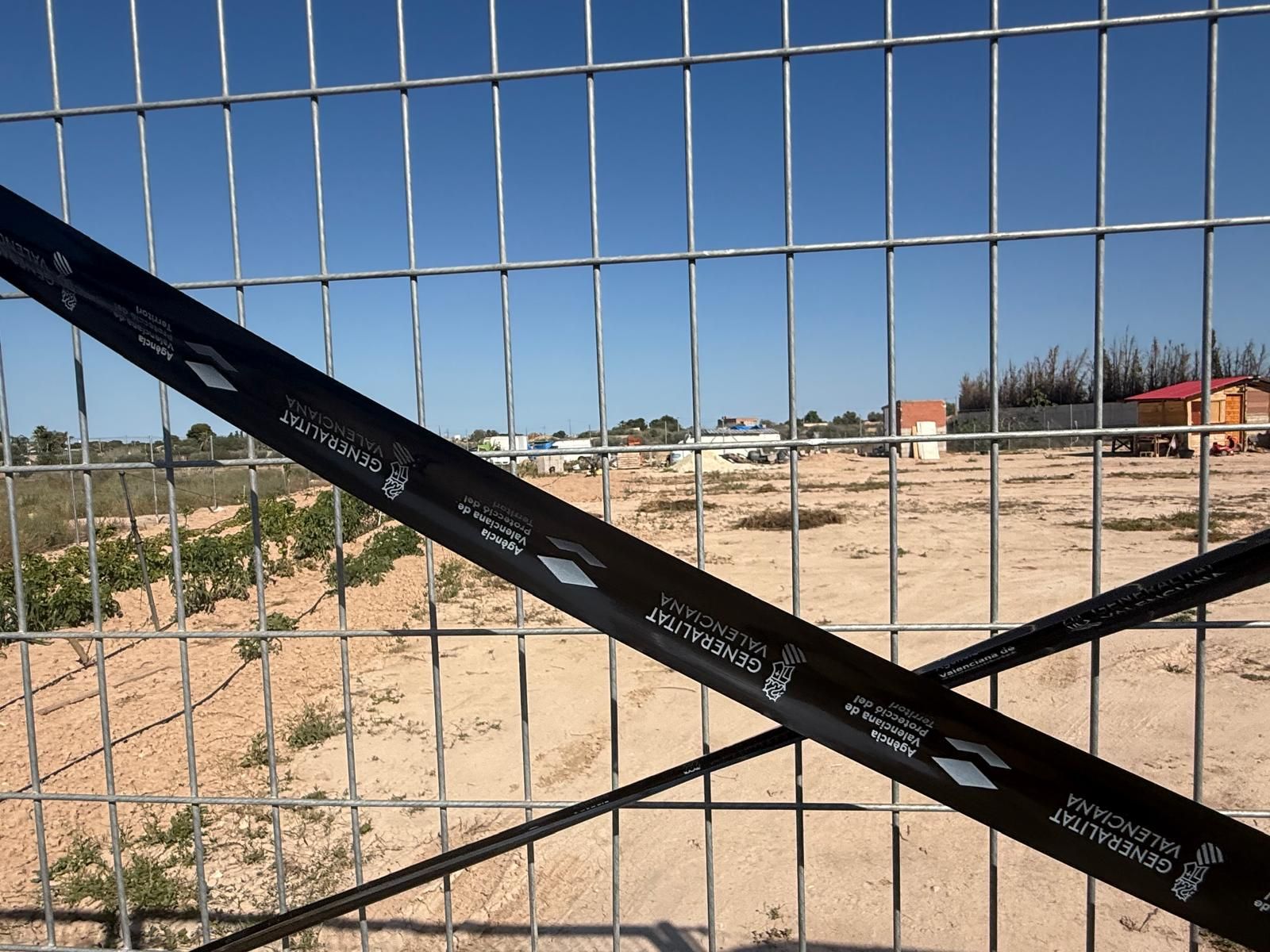 Imagen principal - Alicante closes illegal settlements in rural areas