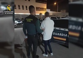 Agentes de la Guardia Civil custodian al prófugo arrestado en Torrevieja.