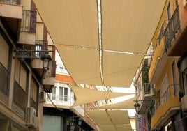 Toldos-vela por las calles de Elche.