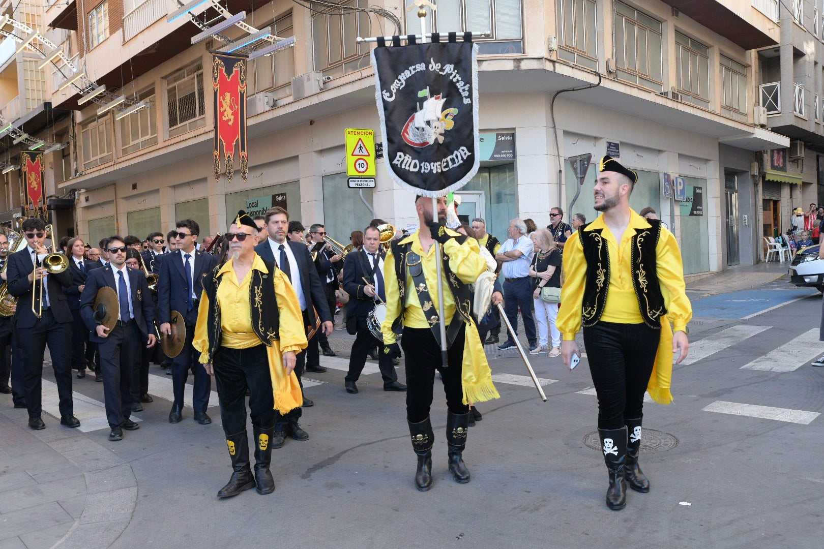 Elda vibra al unísono: la ciudad canta el himno Idella en un emotivo arranque de los Moros y Cristianos