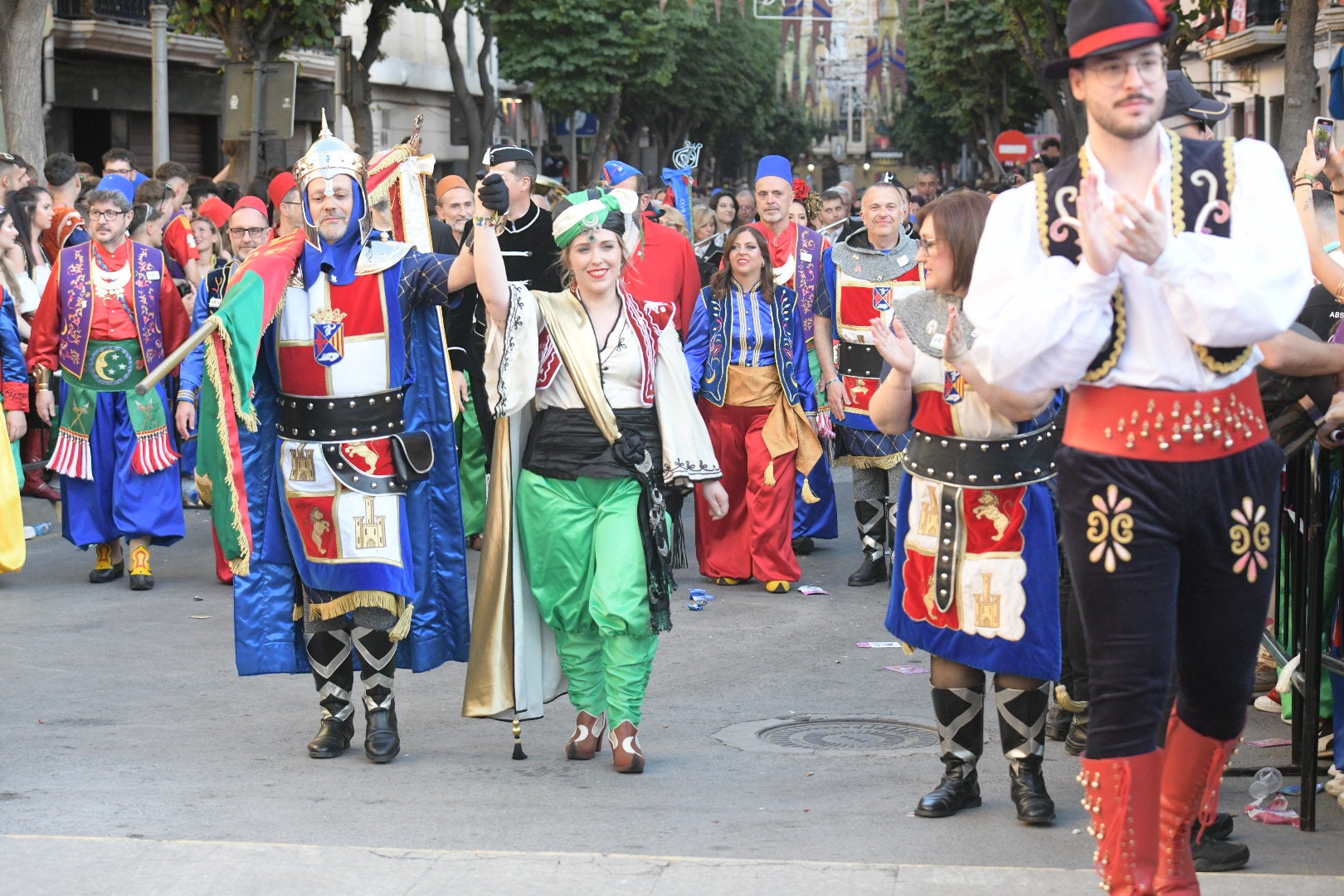 Elda vibra al unísono: la ciudad canta el himno Idella en un emotivo arranque de los Moros y Cristianos