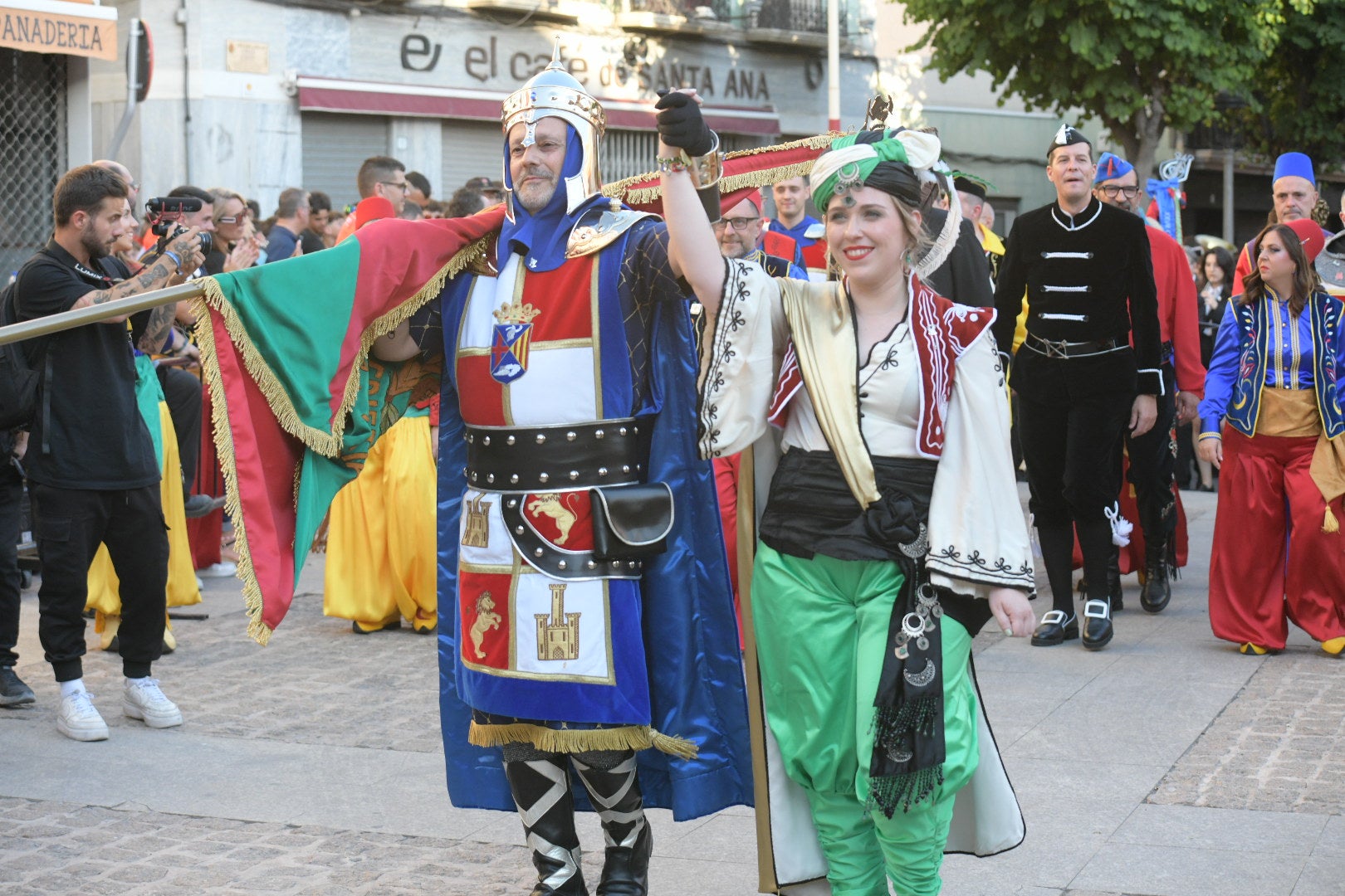 Elda vibra al unísono: la ciudad canta el himno Idella en un emotivo arranque de los Moros y Cristianos
