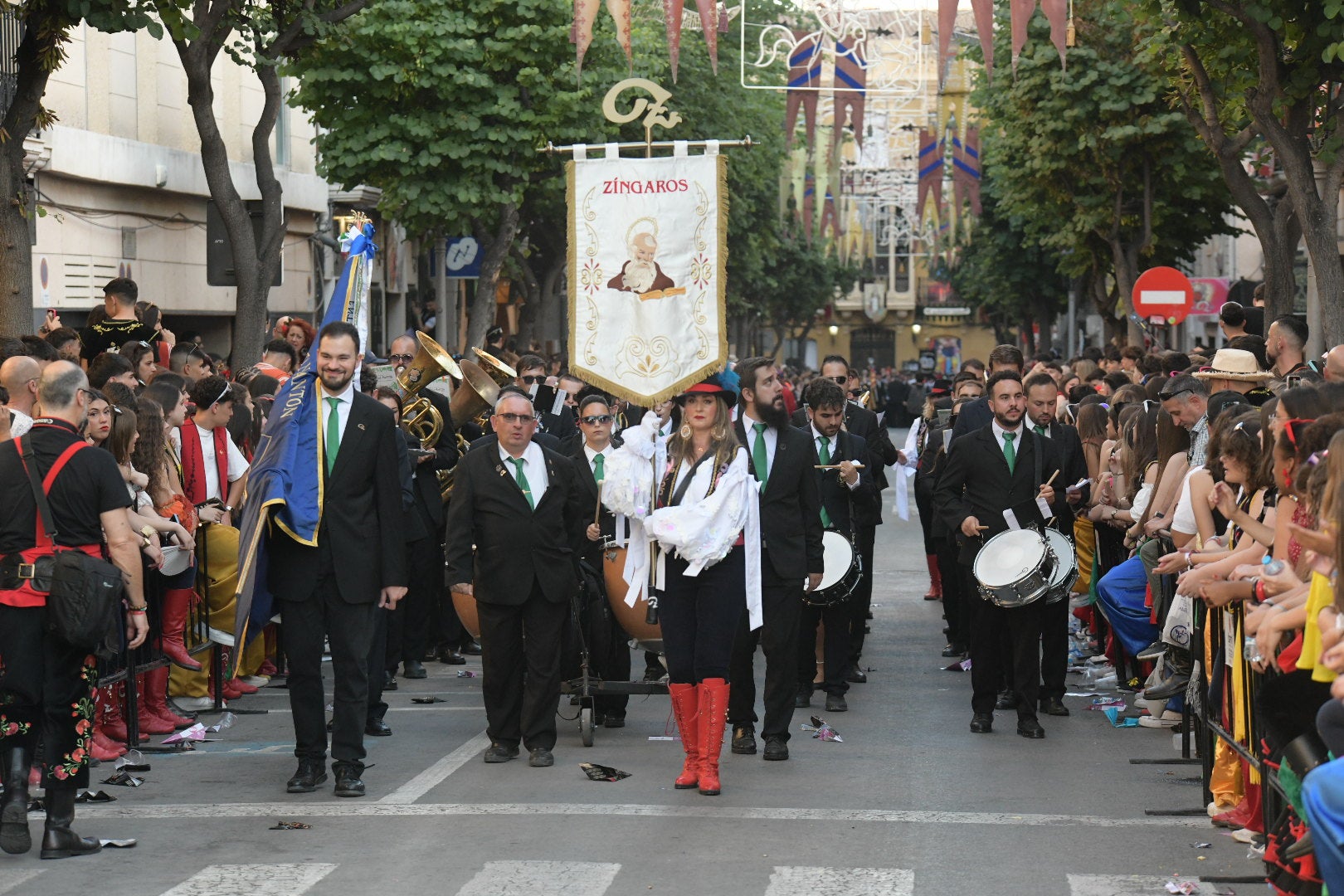 Elda vibra al unísono: la ciudad canta el himno Idella en un emotivo arranque de los Moros y Cristianos