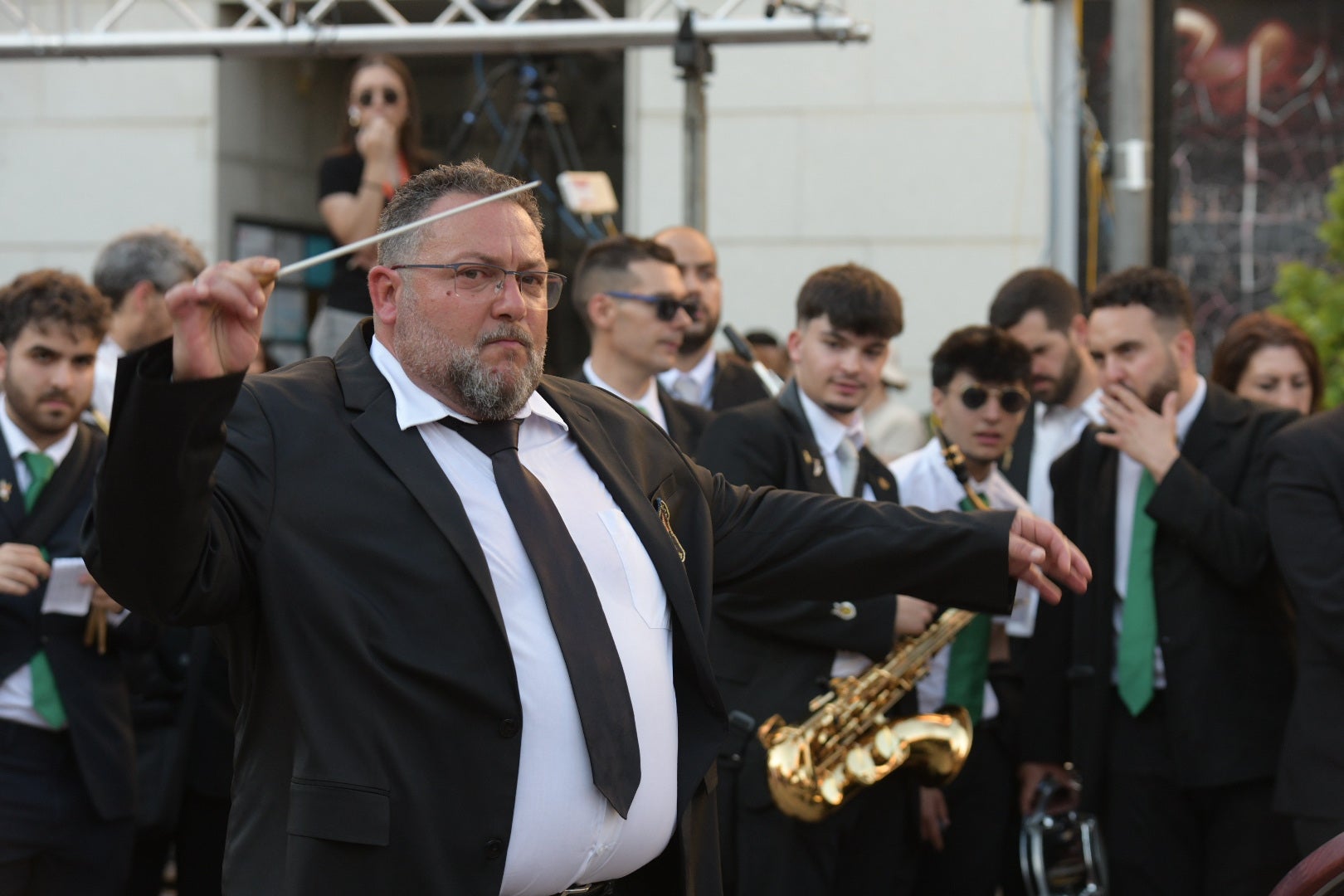 Elda vibra al unísono: la ciudad canta el himno Idella en un emotivo arranque de los Moros y Cristianos