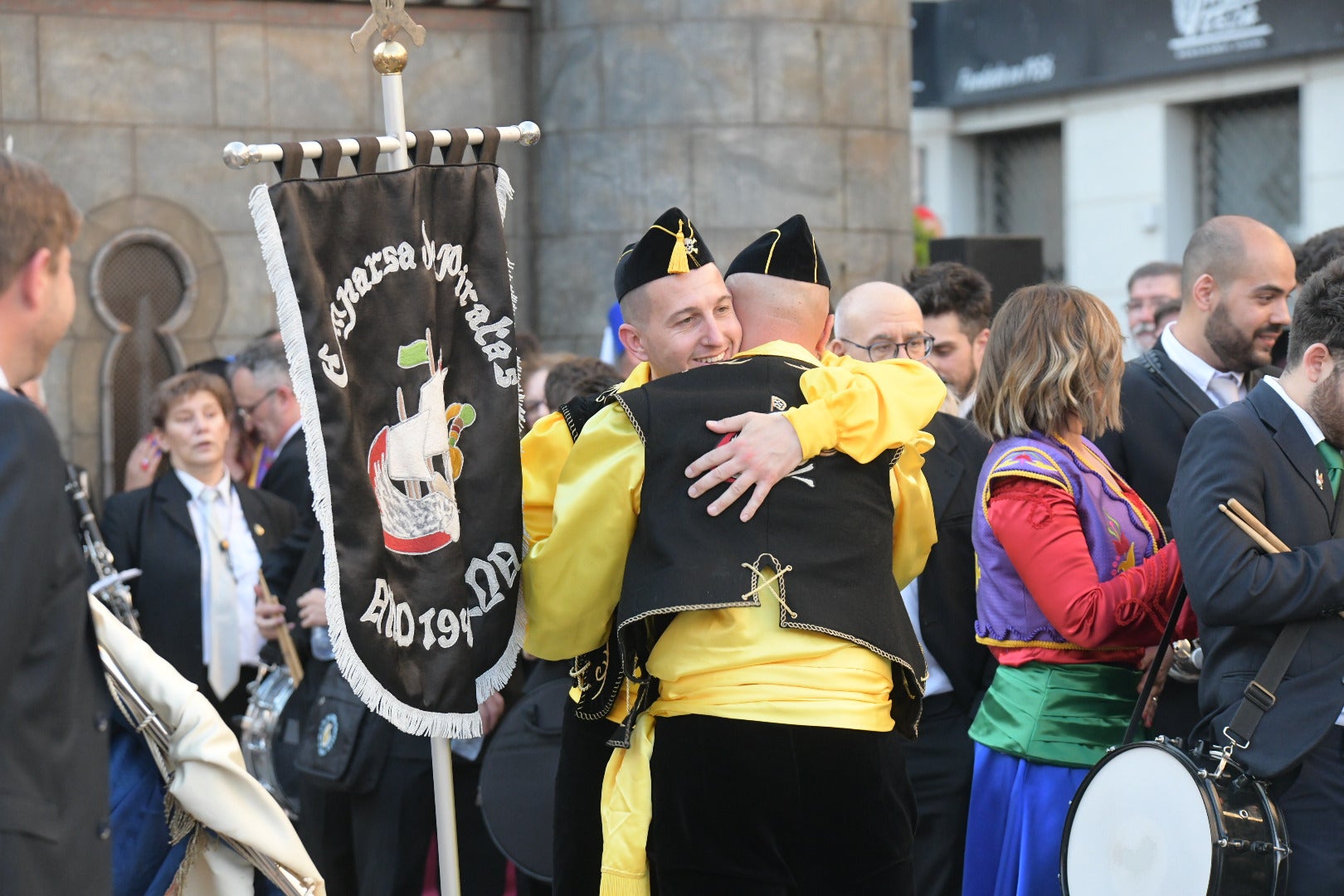 Elda vibra al unísono: la ciudad canta el himno Idella en un emotivo arranque de los Moros y Cristianos