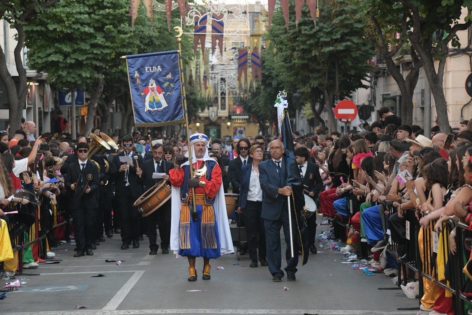 Elda vibra al unísono: la ciudad canta el himno Idella en un emotivo arranque de los Moros y Cristianos