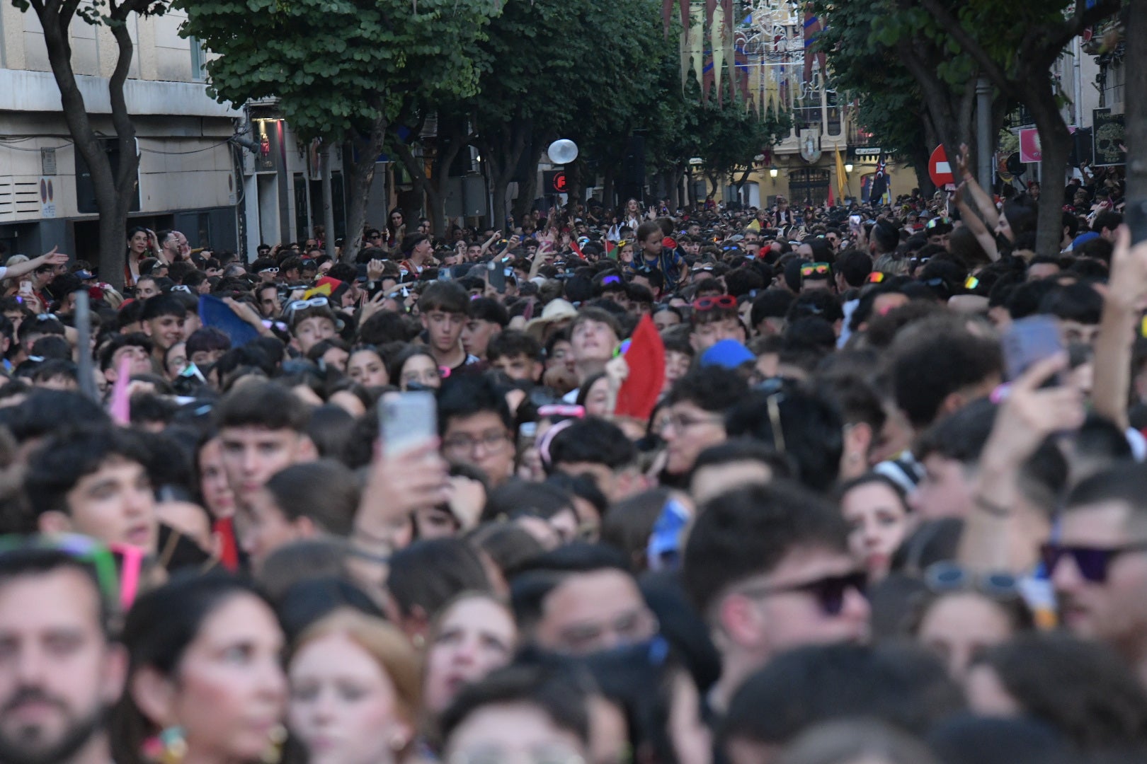 Elda vibra al unísono: la ciudad canta el himno Idella en un emotivo arranque de los Moros y Cristianos