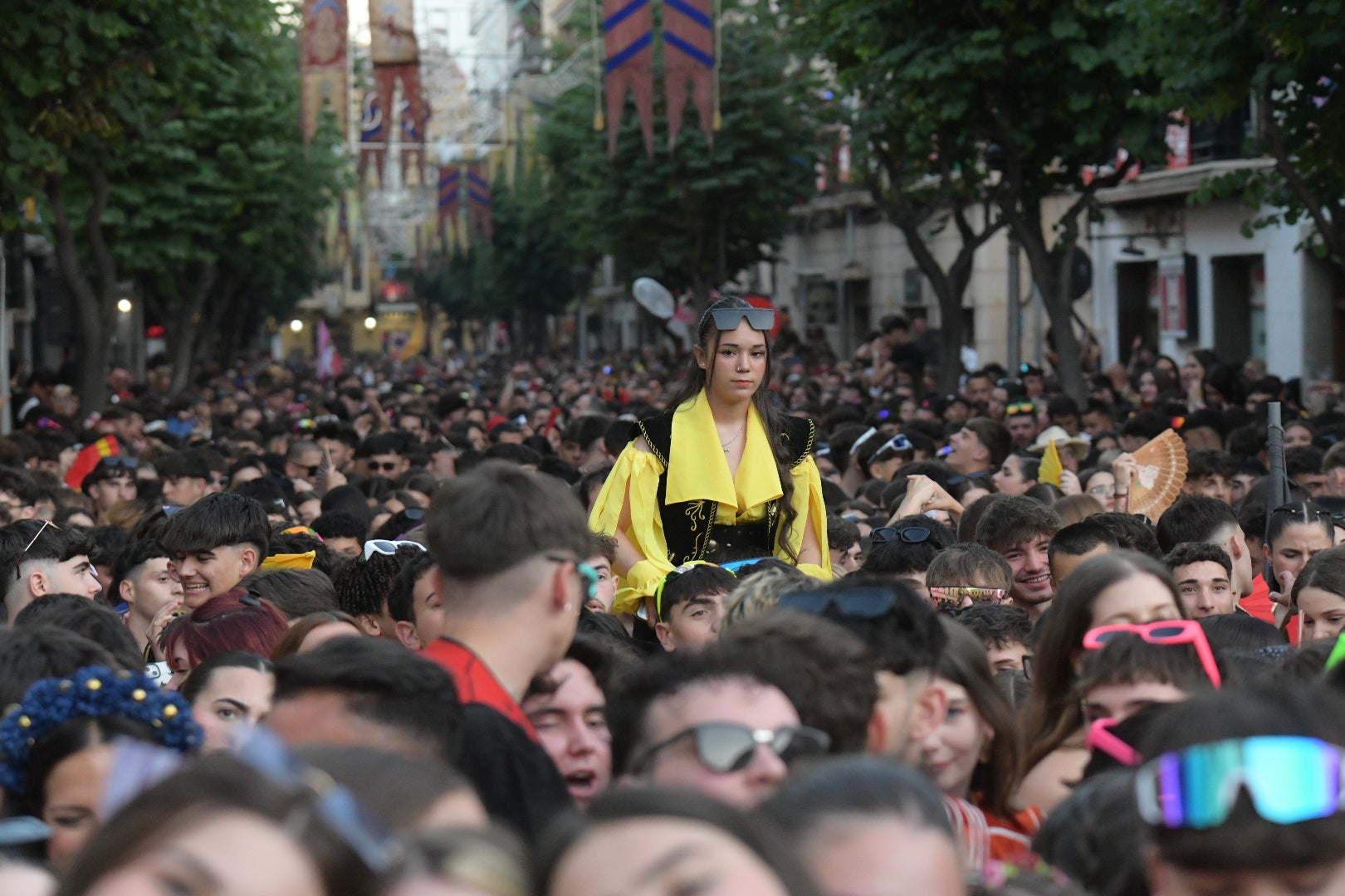 Elda vibra al unísono: la ciudad canta el himno Idella en un emotivo arranque de los Moros y Cristianos