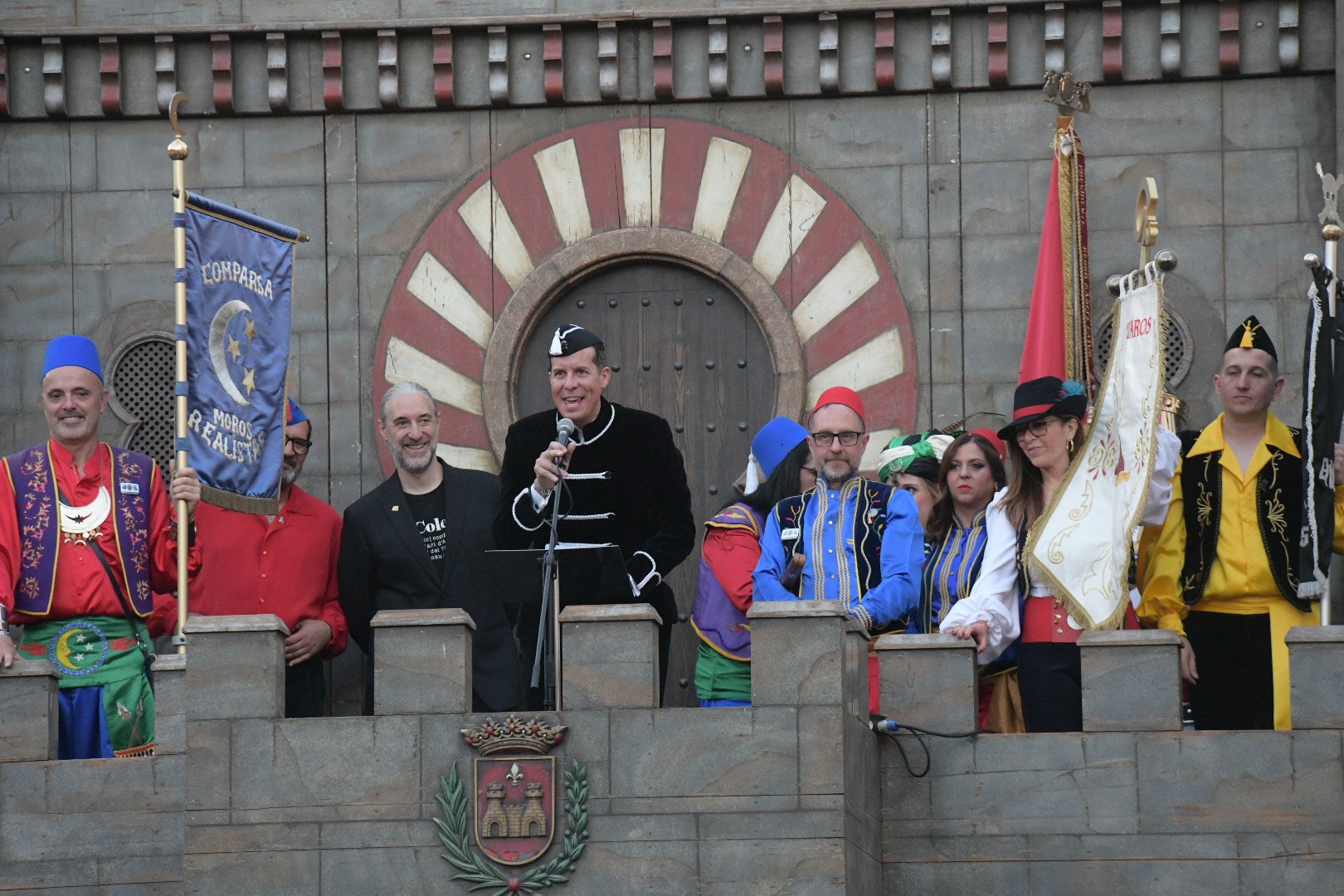 Elda vibra al unísono: la ciudad canta el himno Idella en un emotivo arranque de los Moros y Cristianos
