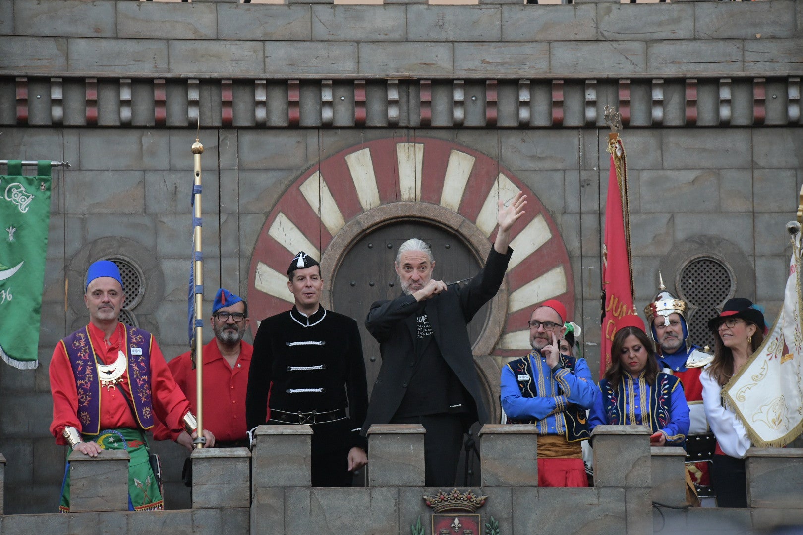Elda vibra al unísono: la ciudad canta el himno Idella en un emotivo arranque de los Moros y Cristianos