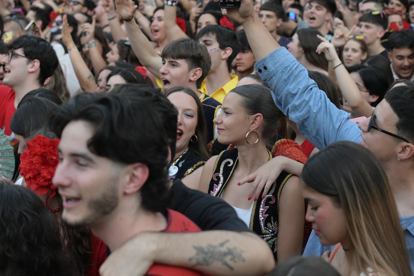 Elda vibra al unísono: la ciudad canta el himno Idella en un emotivo arranque de los Moros y Cristianos