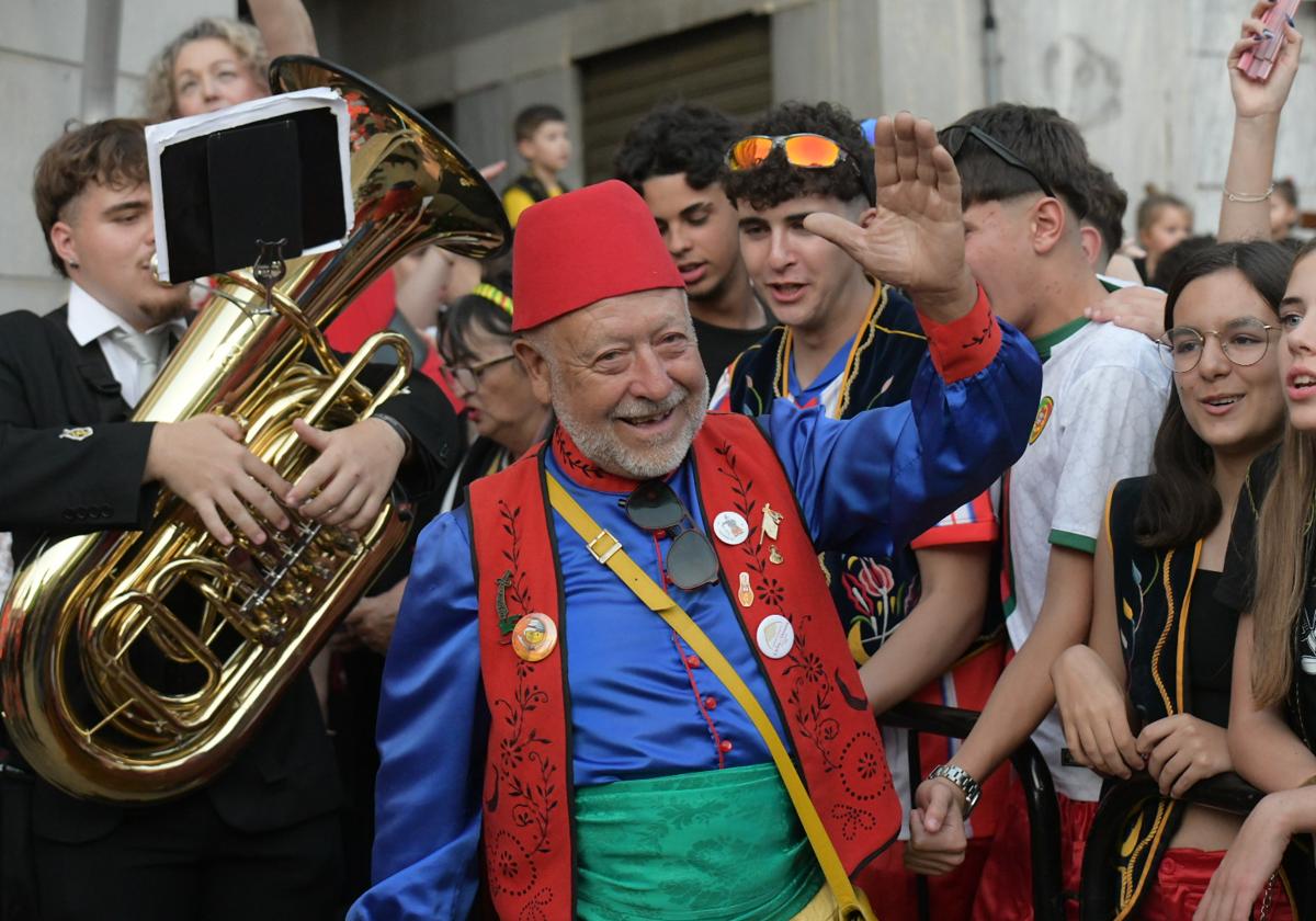 Elda vibra al unísono: la ciudad canta el himno Idella en un emotivo arranque de los Moros y Cristianos