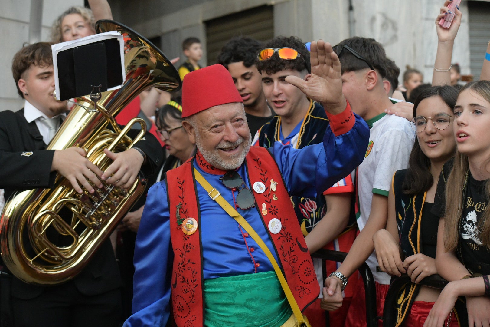 Elda vibra al unísono: la ciudad canta el himno Idella en un emotivo arranque de los Moros y Cristianos