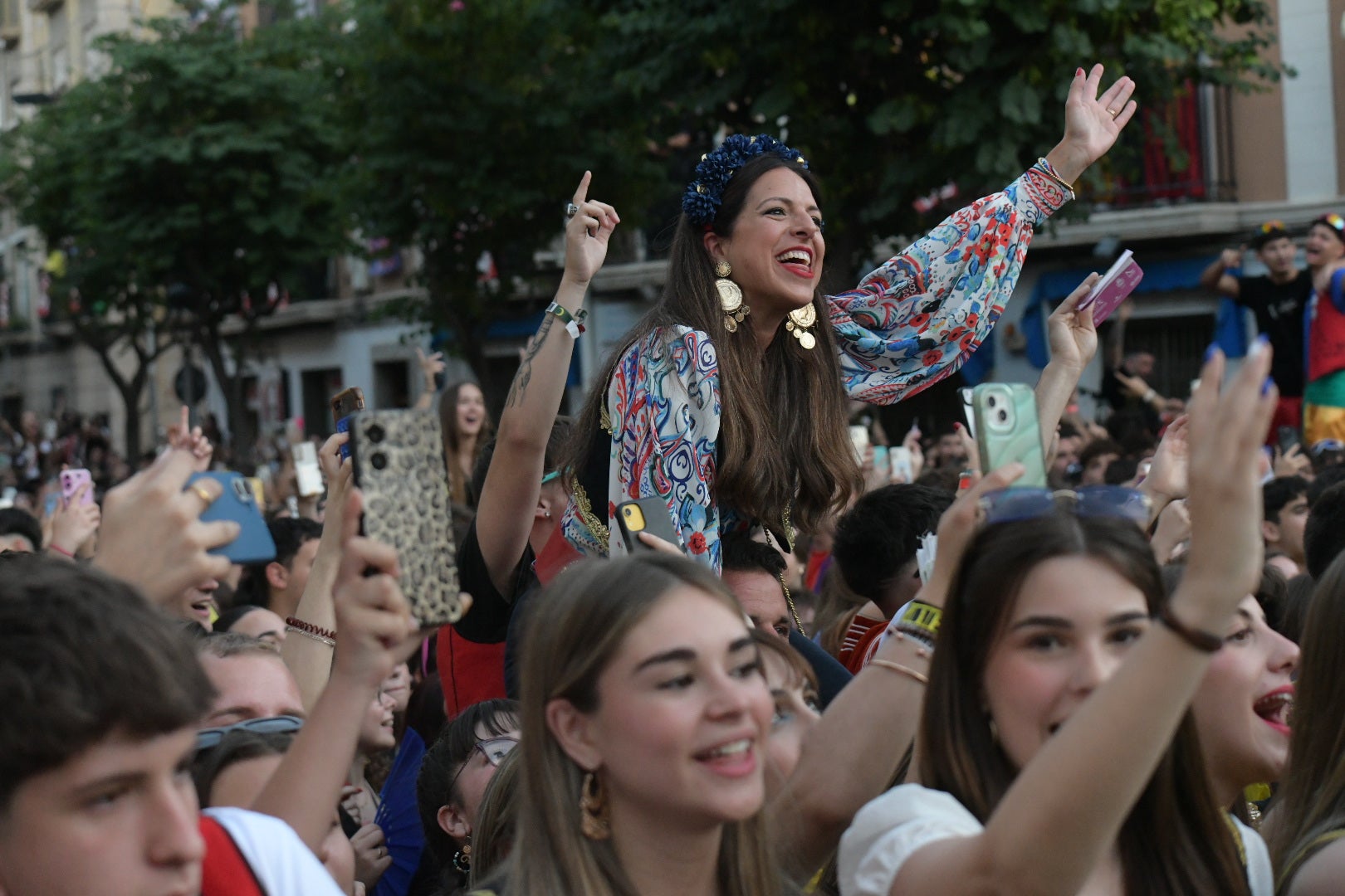 Elda vibra al unísono: la ciudad canta el himno Idella en un emotivo arranque de los Moros y Cristianos