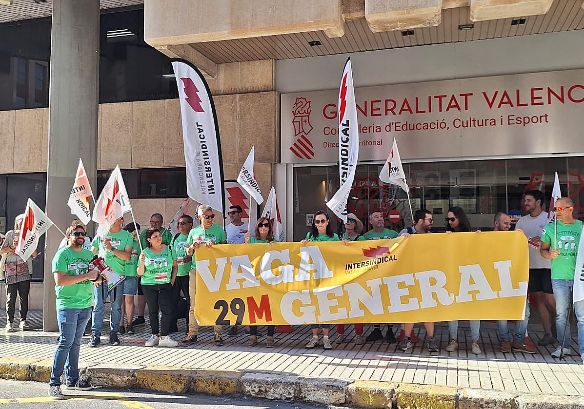 Concentración este jueves frente a la Dirección Territorial de Educación de Alicante.