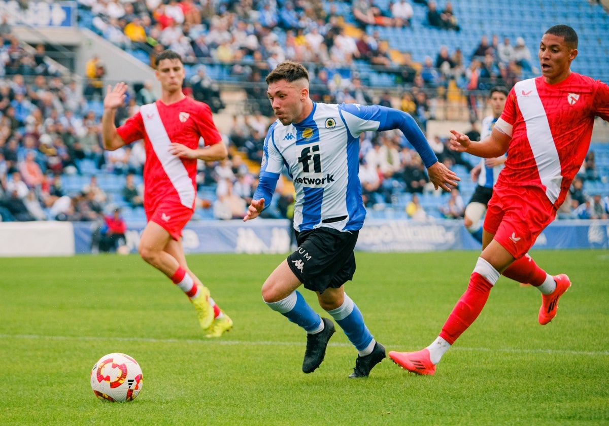 Aranda advances with the ball controlled against Sevilla Atlético.